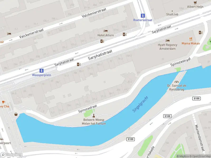 Brandweer met gepaste spoed naar de Metrostation Weesperplein in Amsterdam vanwege een liftopsluiting