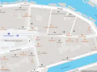 Ambulance met gepaste spoed naar de Rembrandtplein in Amsterdam