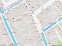 Brandweer met gepaste spoed naar de Koornmarkt in Delft vanwege afgaan automatisch brandalarm