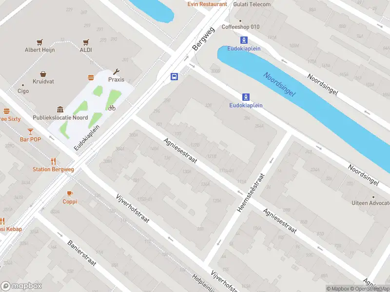 Ambulance met gepaste spoed naar de Agniesestraat in Rotterdam