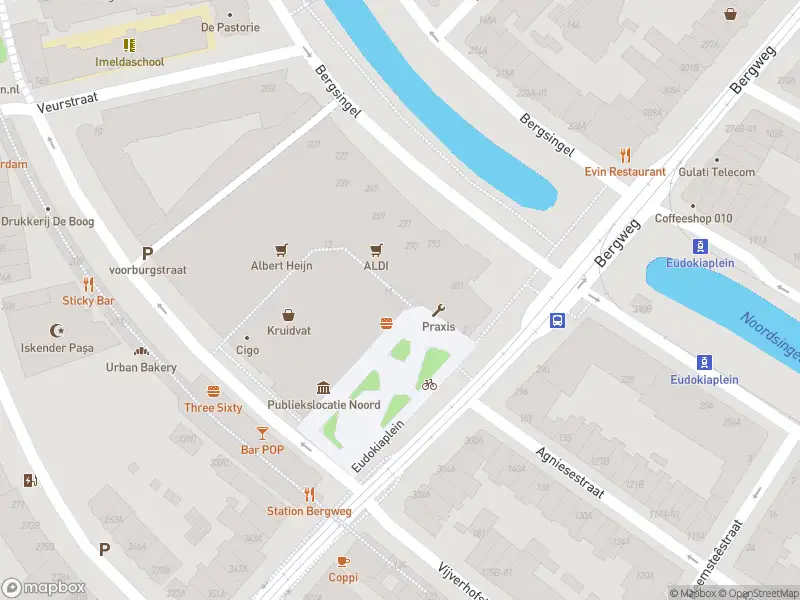 Ambulance met grote spoed naar de Eudokiaplein in Rotterdam
