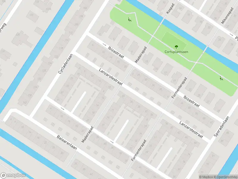 Ambulance met grote spoed naar de Madeirapad in Amsterdam