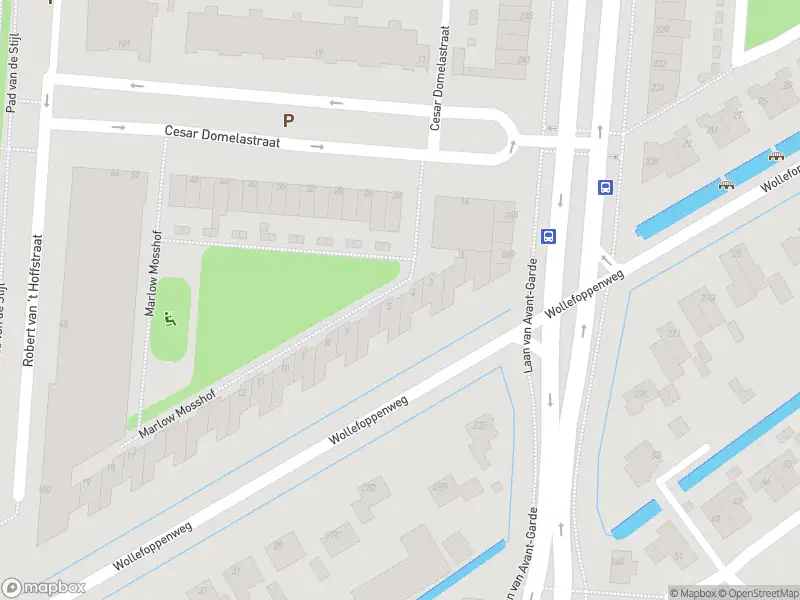 Ambulance met gepaste spoed naar de Marlow Mosshof in Rotterdam