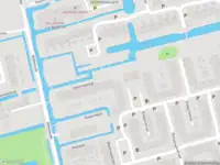 Ambulance met grote spoed naar de Oeverloperpad in Delft