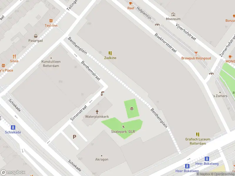 Ambulance met gepaste spoed naar de Benthemplein in Rotterdam
