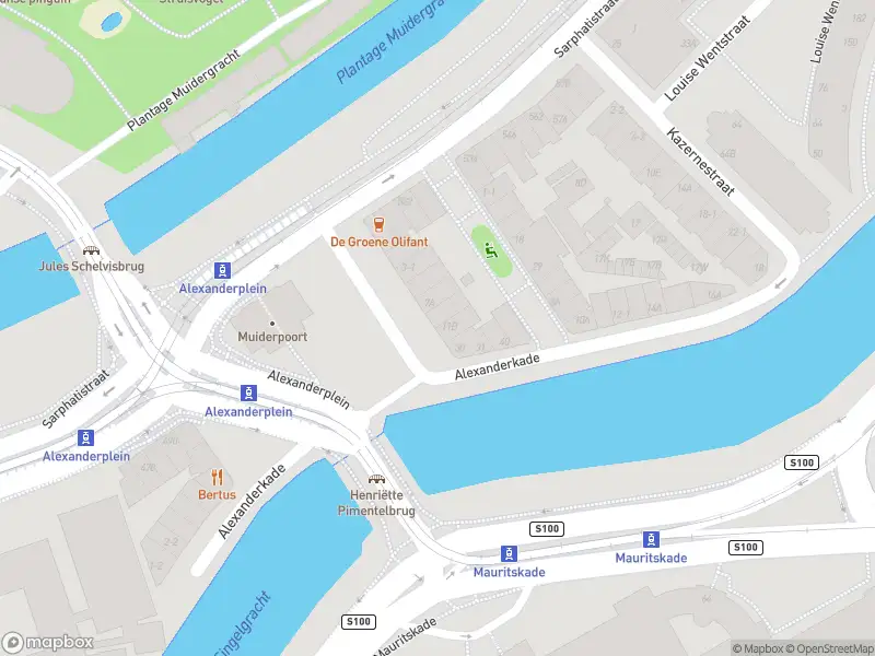 Ambulance met grote spoed naar de Kazernestraat in Amsterdam