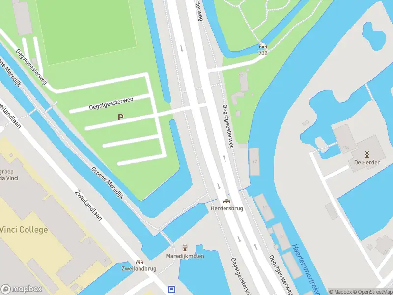 Ambulance met gepaste spoed naar de Oegstgeesterweg in Leiden