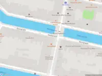 Ambulance met grote spoed naar de Nieuwe Spiegelstraat in Amsterdam