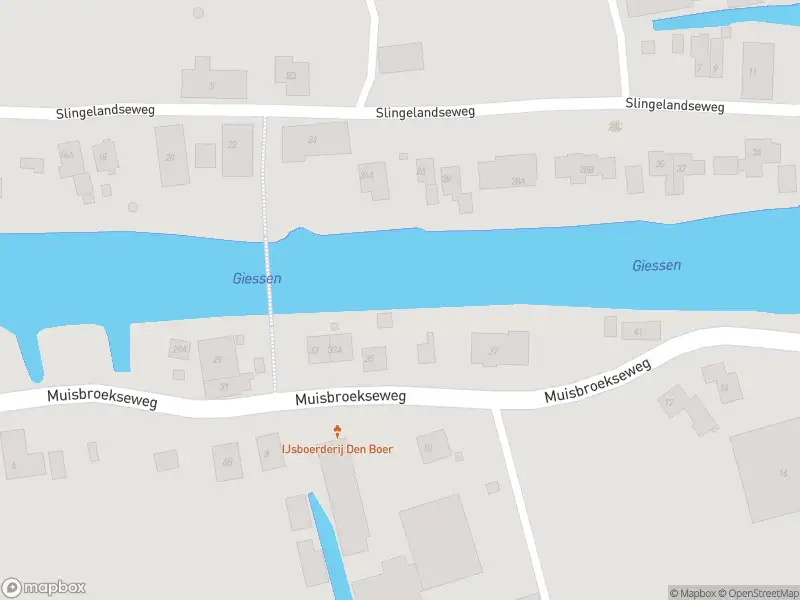Ambulance met grote spoed naar de Muisbroekseweg in Giessenburg