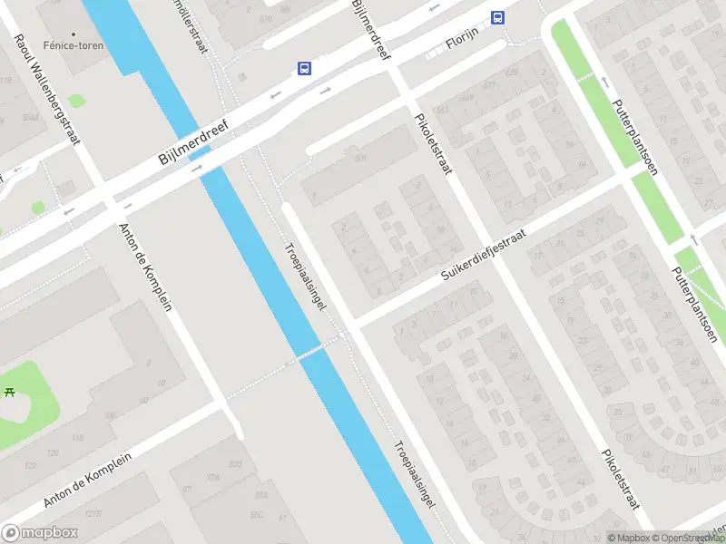 Ambulance met grote spoed naar de Troepiaalsingel in Amsterdam