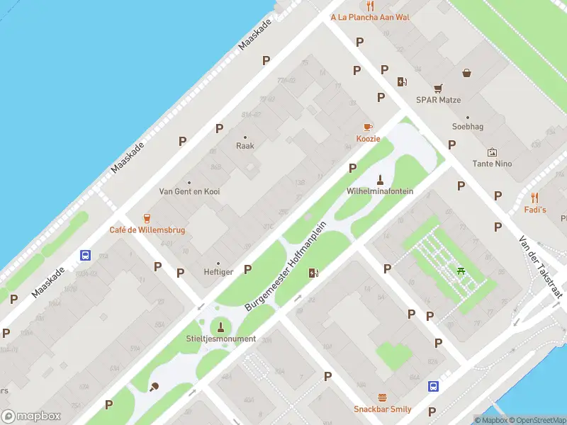 Ambulance met grote spoed naar de Burgemeester Hoffmanplein in Rotterdam