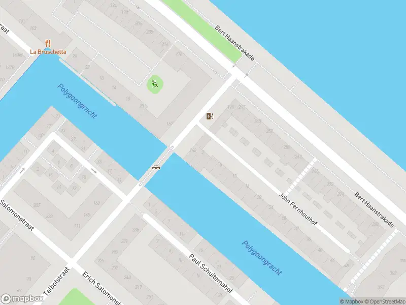 Ambulance met gepaste spoed naar de John Fernhouthof in Amsterdam