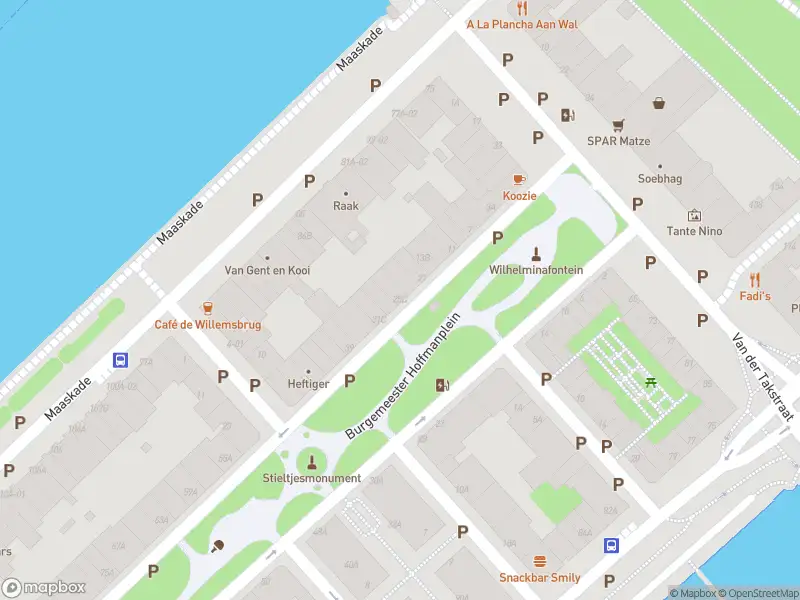 Ambulance met grote spoed naar de Burgemeester Hoffmanplein in Rotterdam