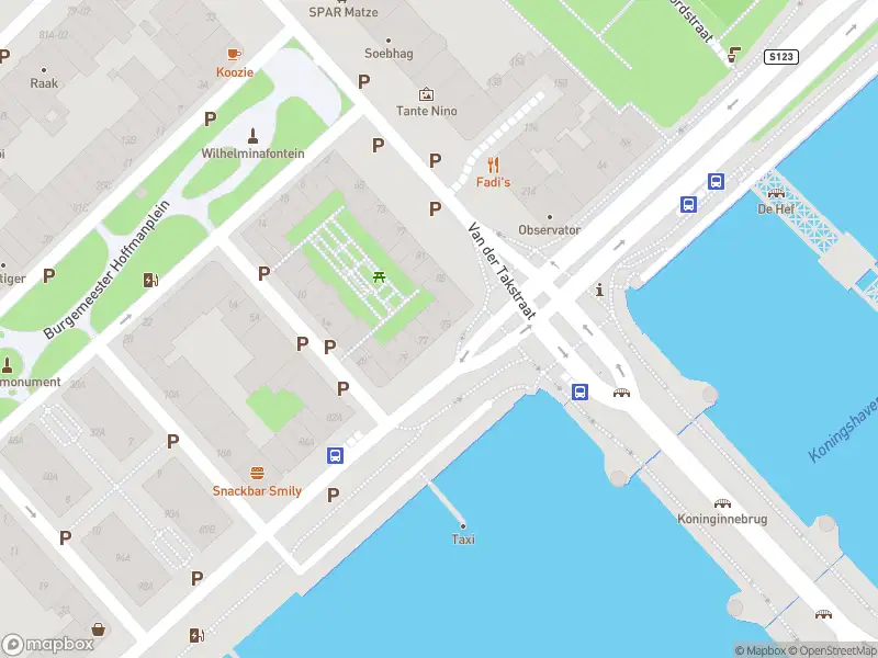 Ambulance met gepaste spoed naar de Prins Hendrikkade in Rotterdam