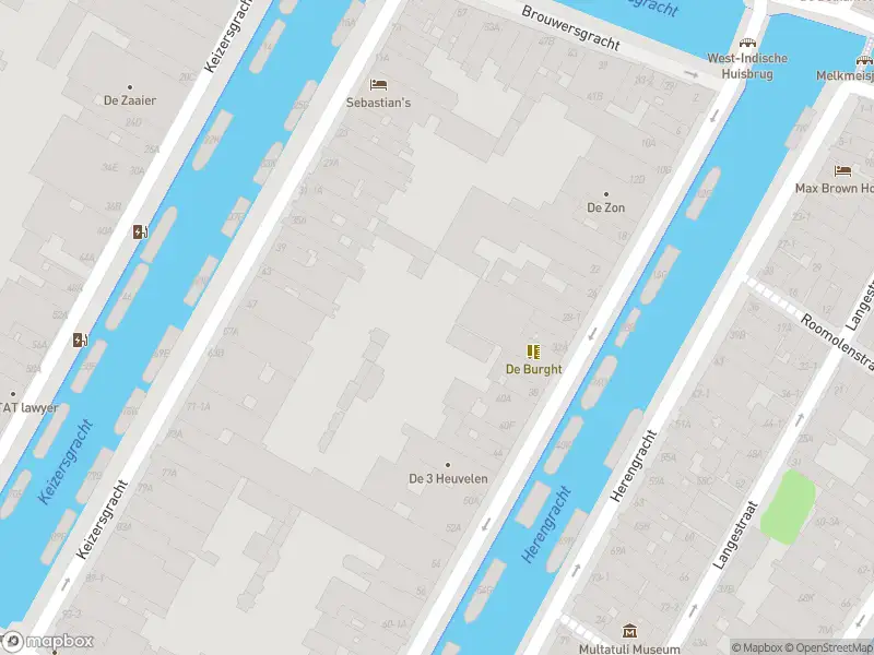 Ambulance met gepaste spoed naar de Langestraat in Amsterdam