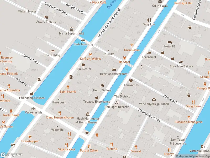 Ambulance met gepaste spoed naar de Warmoesstraat in Amsterdam