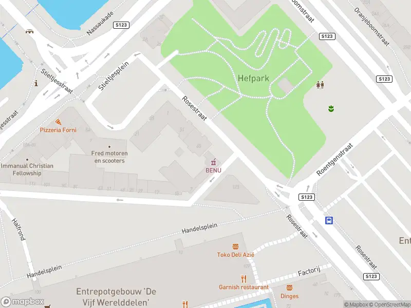 Ambulance met gepaste spoed naar de Rosestraat in Rotterdam