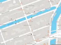 Ambulance met grote spoed naar de Looiersgracht in Amsterdam