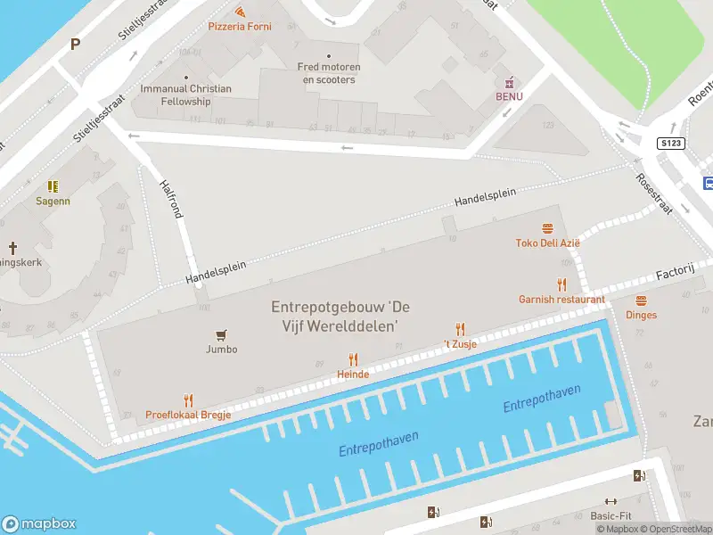 Ambulance met grote spoed naar de Handelsplein in Rotterdam