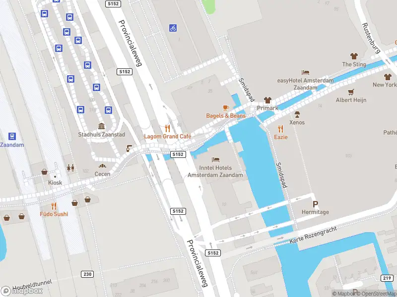 Ambulance met gepaste spoed naar de Stadhuisplein in Zaandam