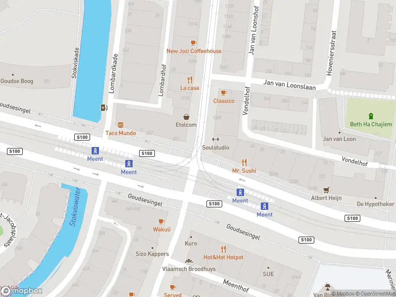 Ambulance met gepaste spoed naar de Goudsesingel in Rotterdam