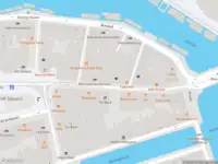 Ambulance met gepaste spoed naar de Amstelstraat in Amsterdam
