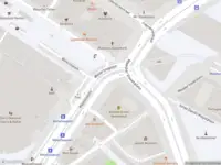 Ambulance met grote spoed naar de Waterlooplein in Amsterdam