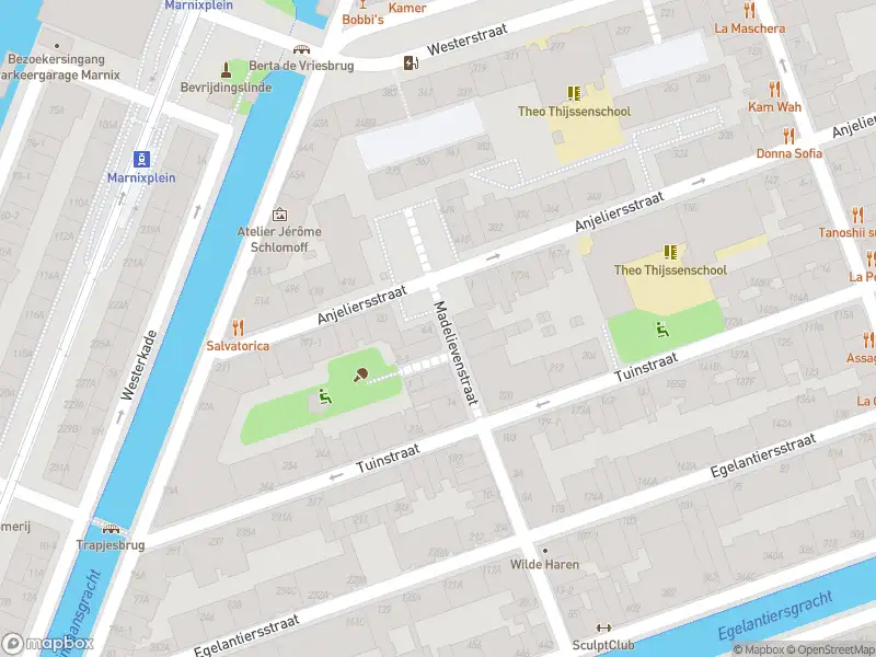Ambulance met grote spoed naar de Madelievenstraat in Amsterdam