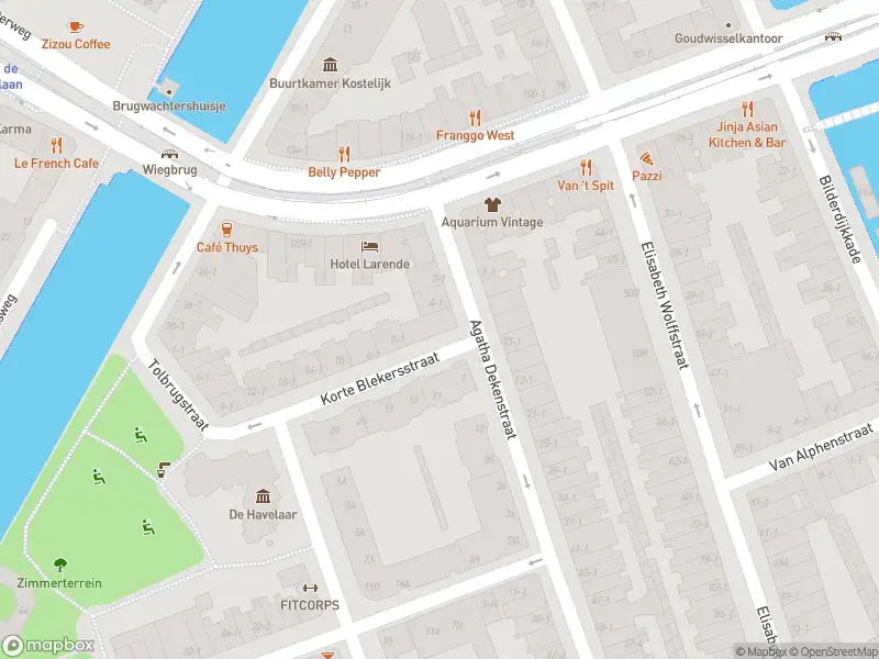 Ambulance met grote spoed naar de Douwes Dekkerstraat in Amsterdam