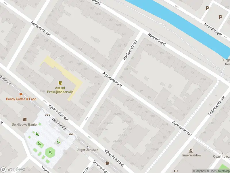 Ambulance met gepaste spoed naar de Herlaerstraat in Rotterdam