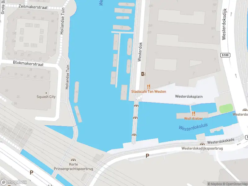 Brandweer met gepaste spoed naar de Westerdoksplein in Amsterdam