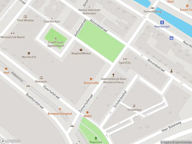 Ambulance met gepaste spoed naar de Zomerhofstraat in Rotterdam