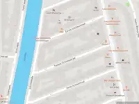 Ambulance met grote spoed naar de Sluisstraat in Amsterdam