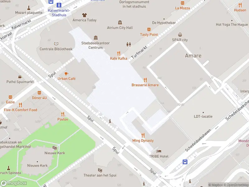Ambulance met grote spoed naar de Spuiplein in 's-Gravenhage