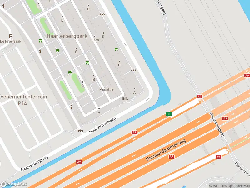 Ambulance met grote spoed naar de Haarlerbergweg in Amsterdam
