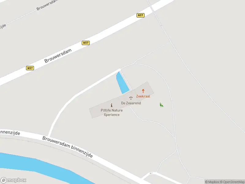 Ambulance met gepaste spoed naar de Brouwersdam binnenzijde in Ouddorp