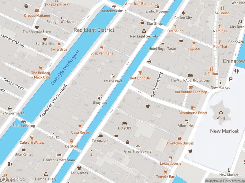 Ambulance met grote spoed naar de Koestraat in Amsterdam