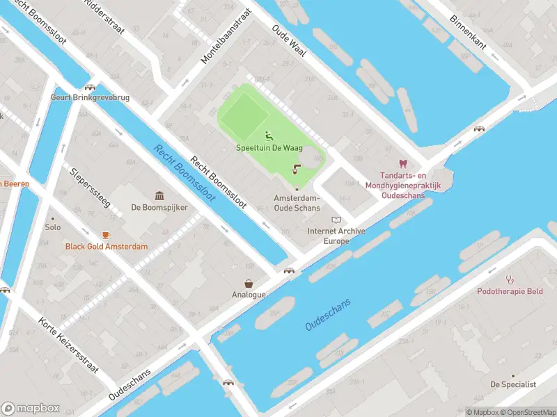 Ambulance met gepaste spoed naar de Valkenburgerstraat in Amsterdam