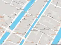Ambulance met gepaste spoed naar de Oudezijds Voorburgwal in Amsterdam