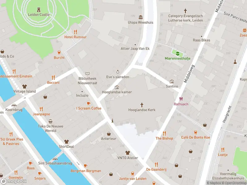 Ambulance met grote spoed naar de Hooglandse Kerkgracht in Leiden