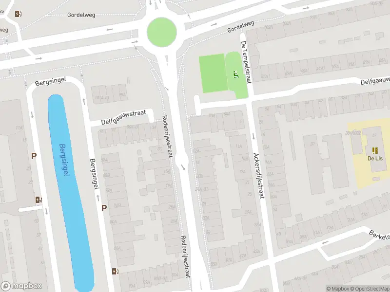 Ambulance met grote spoed naar de Rodenrijsestraat in Rotterdam