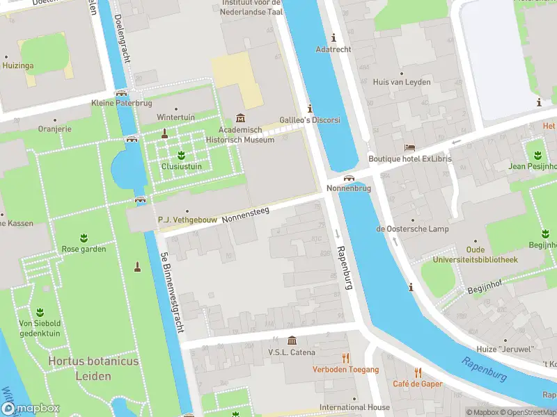 Ambulance met grote spoed naar de Nonnensteeg in Leiden