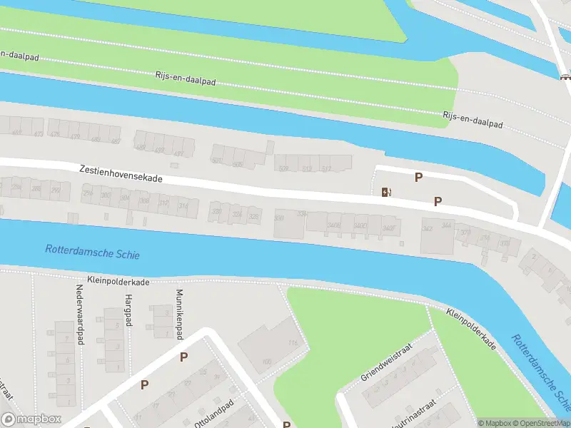 Ambulance met grote spoed naar de Zestienhovensekade in Rotterdam