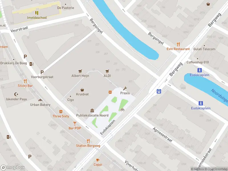Ambulance met gepaste spoed naar de Eudokiaplein in Rotterdam