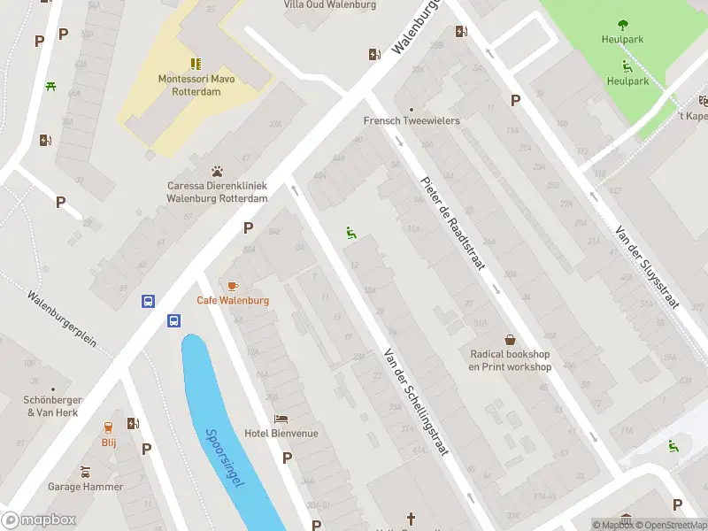 Ambulance met grote spoed naar de Van der Schellingstraat in Rotterdam