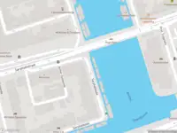 Ambulance met grote spoed naar de Sarphatikade in Amsterdam