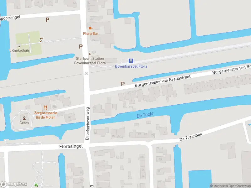 Ambulance met grote spoed naar de Burgemeester van Bredastraat in Bovenkarspel