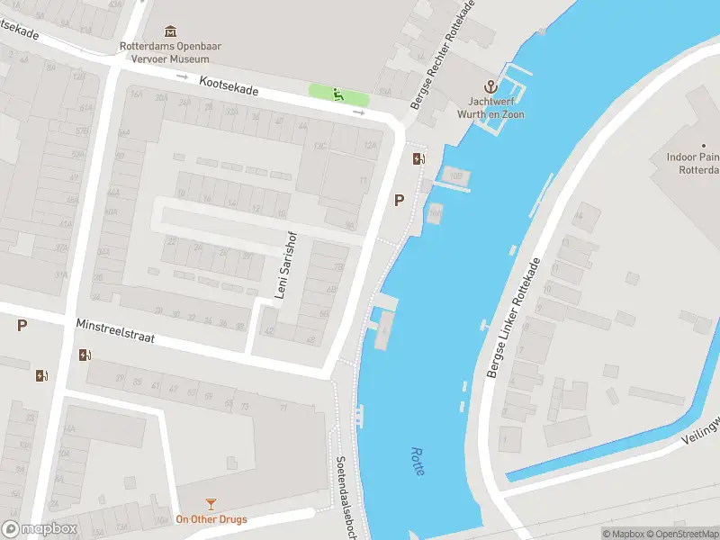 Ambulance met gepaste spoed naar de Bergse Rechter Rottekade in Rotterdam
