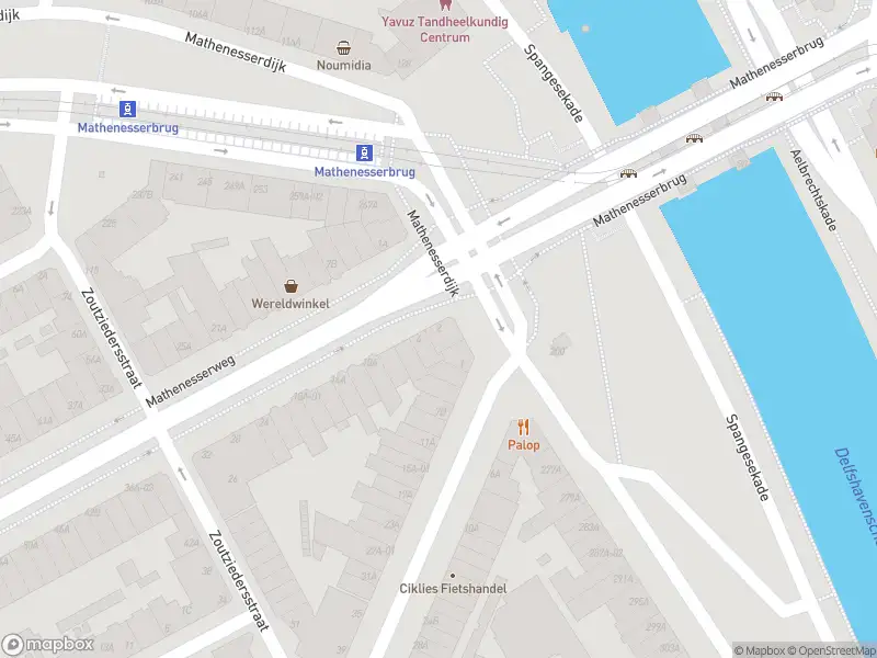 Ambulance met grote spoed naar de Mathenesserweg in Rotterdam
