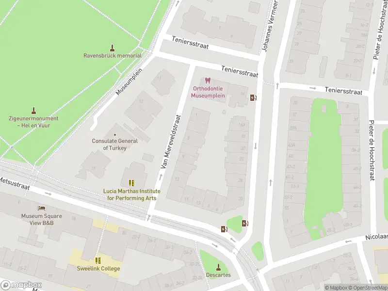 Ambulance met grote spoed naar de Moreelsestraat in Amsterdam